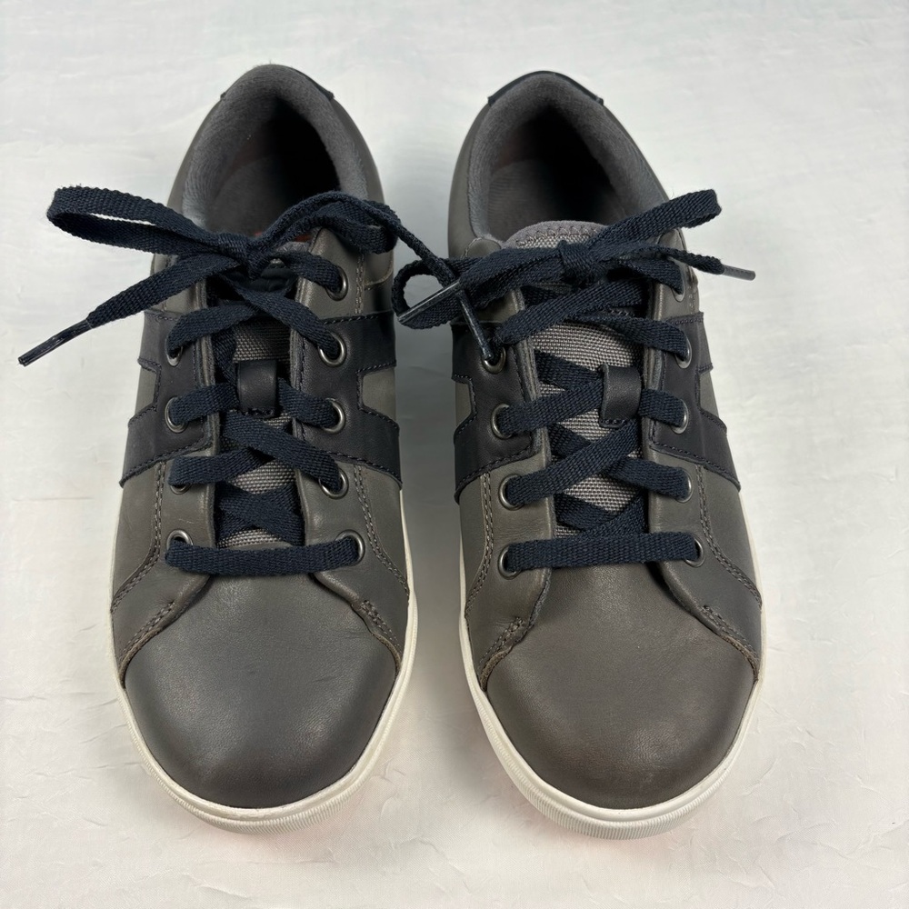 UGG Boys Marcus Leather Dark Gray Sneakers Size 3